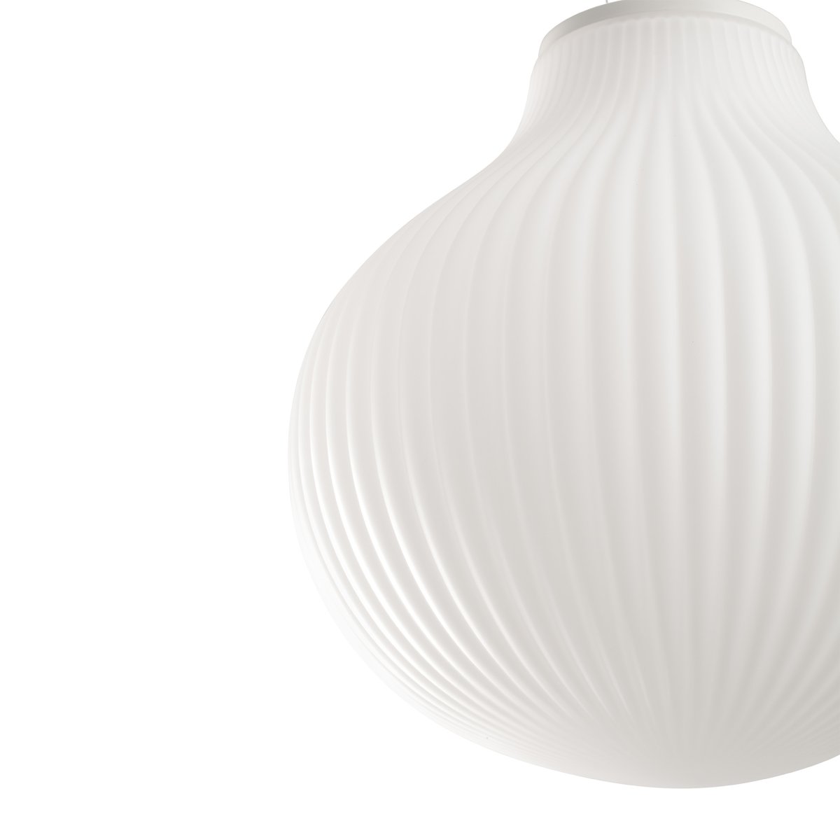 Isabelle Ø40 Hvid loftslampe Fra Faro Barcelona - Det opalhvide glas spreder et varmt og behageligt lys, mens overfladen leger med skygger og skaber et livligt udtryk.