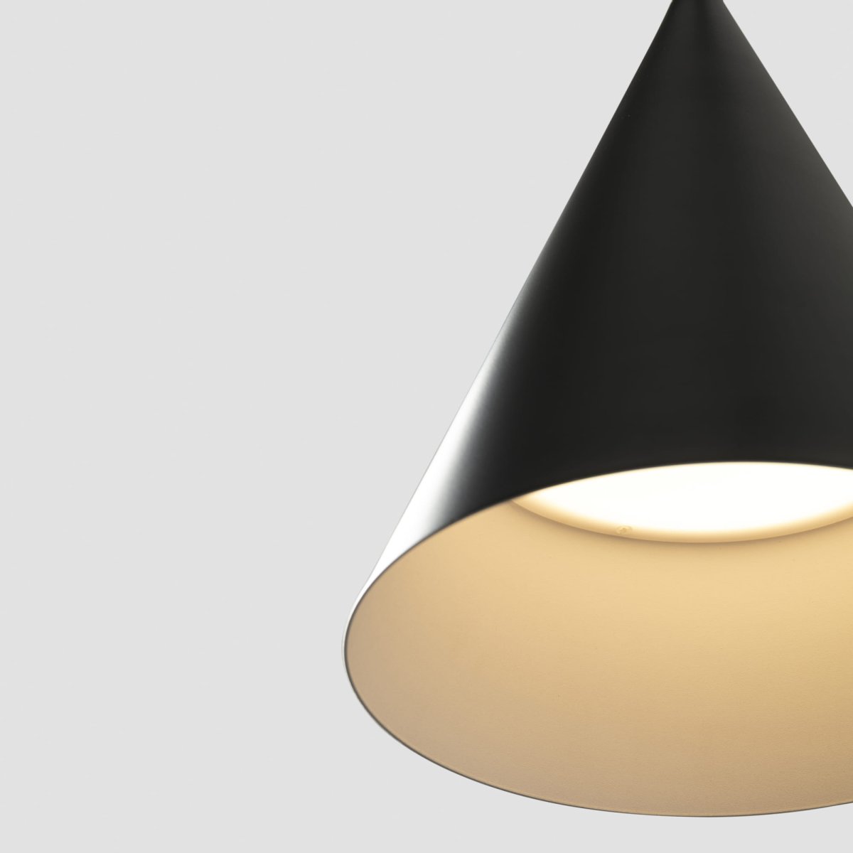 Lina Ø24 Sort loftslampe Fra Faro Barcelona - Det stilfulde design passer perfekt i milj&oslash;er, hvor man &oslash;nsker sofistikeret, men underspillet belysning - ideel over borde, k&oslash;kkener eller i moderne loungemilj&oslash;er.