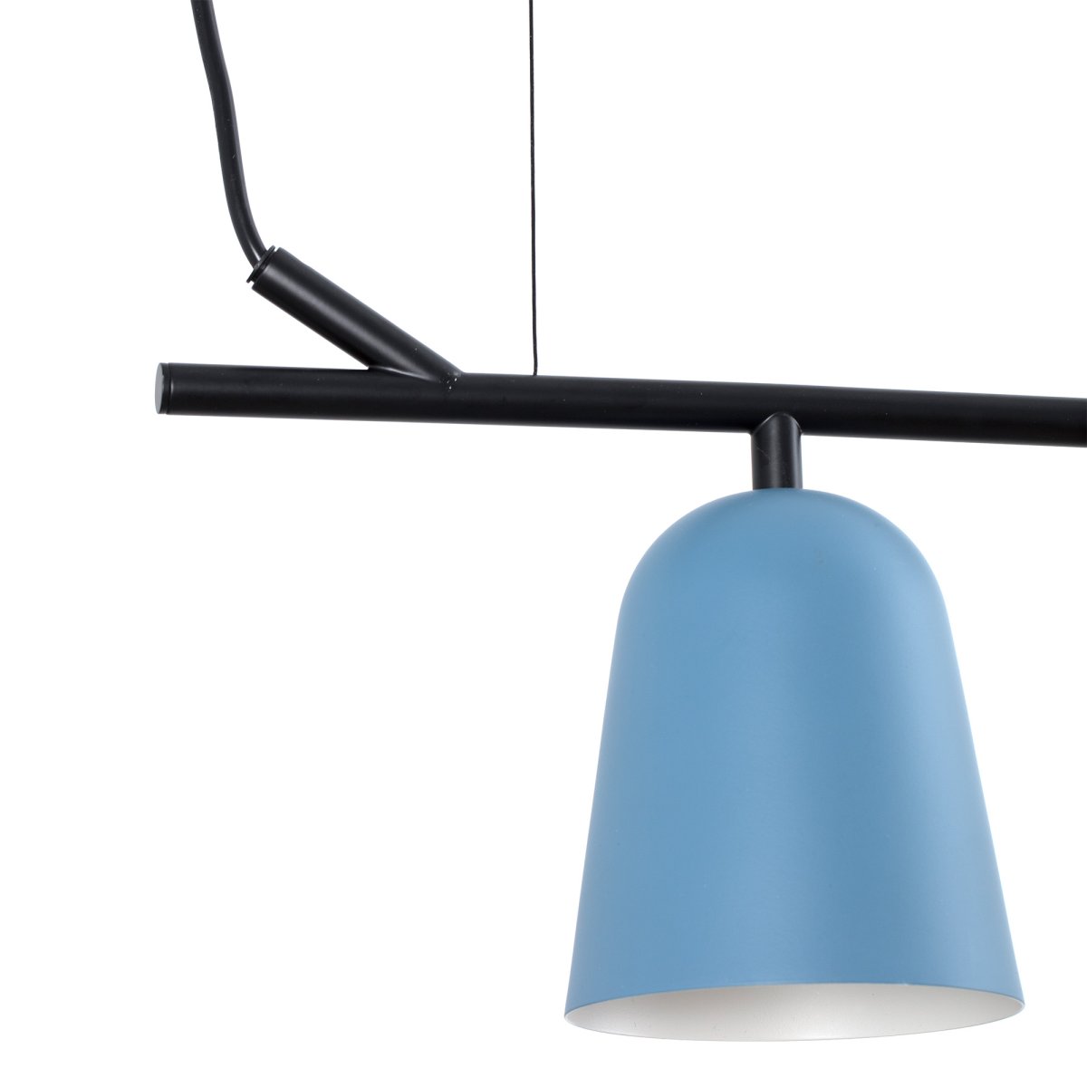 Studio 92cm Blå loftslampe Fra Faro Barcelona - Studio er en stilfuld pendellampe designet af Nahtrang, inspireret af 1950'ernes tidl&oslash;se designsprog i en moderne fortolkning.