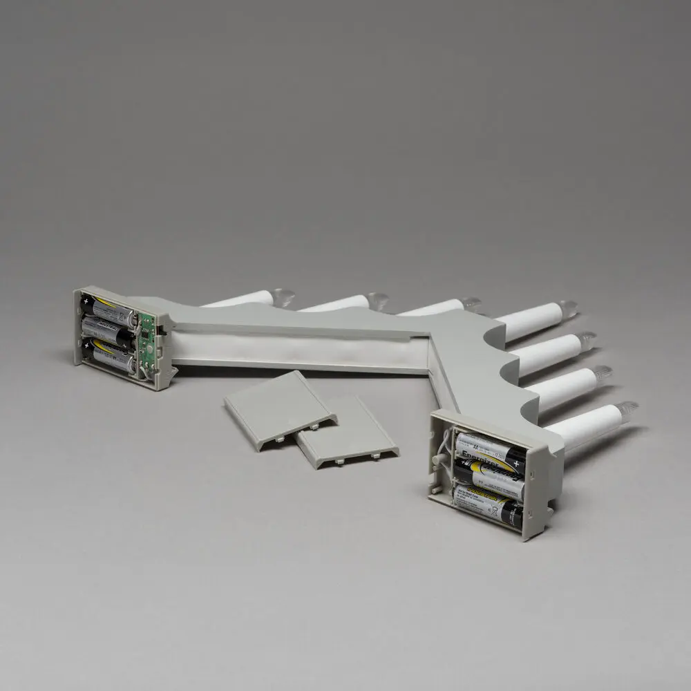 Candelabra 7 Lights Grå Fra Konstsmide - Den klassiske form med syv lys passer perfekt i b&aring;de sm&aring; og store rum.