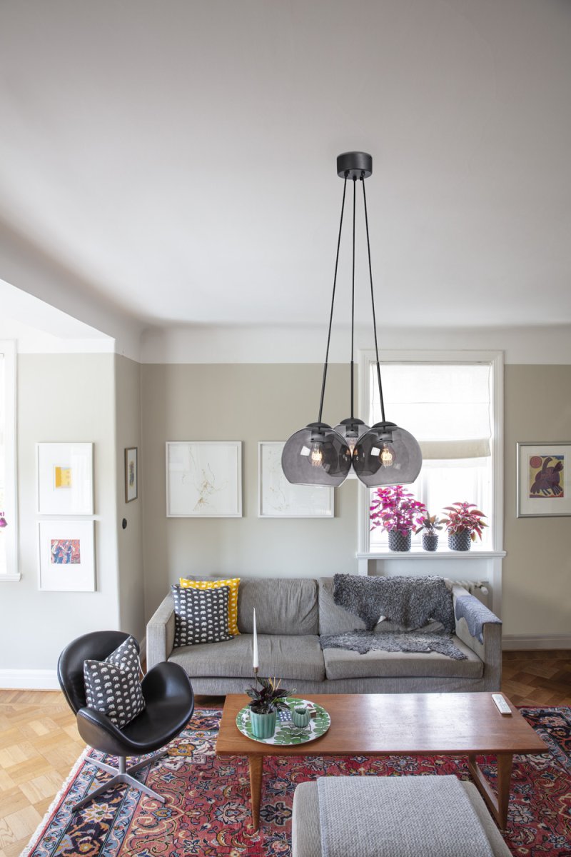 Salle Ø45 Røgfarvet loftslampe Fra Cottex - Lampen består af tre røgfyldte glaskugler, hvoraf den ene hænger i et sort loft, hvilket giver et stilrent og industrielt præg.