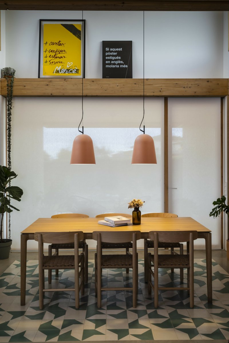 Studio Ø30 Lyserød loftslampe Fra Faro Barcelona - Studio er en elegant pendellampe i pink, designet af Nahtrang med inspiration fra 1950'ernes klassiske linjer - tidl&oslash;s &aelig;stetik i en moderne vintage.