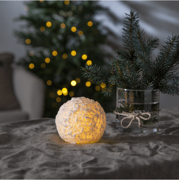LED Lys Snowball Hvid Fra Star Trading - Vokslys i form af en snebold, der skinner med en varm hvid gl&oslash;d.