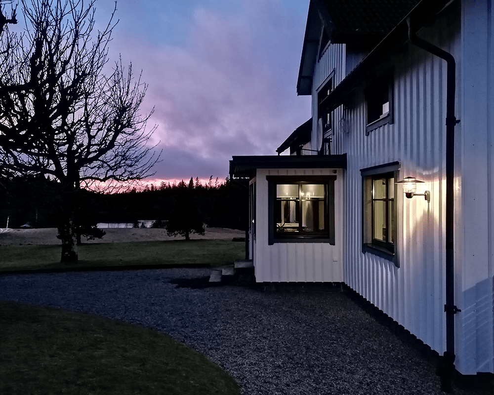 Arnäs Galvaniseret stål udendørslampe Fra Westal - Bagsiden har to&aring; ind- og udgange samt en klemr&aelig;kke til hurtig tilslutning for nem installation.
