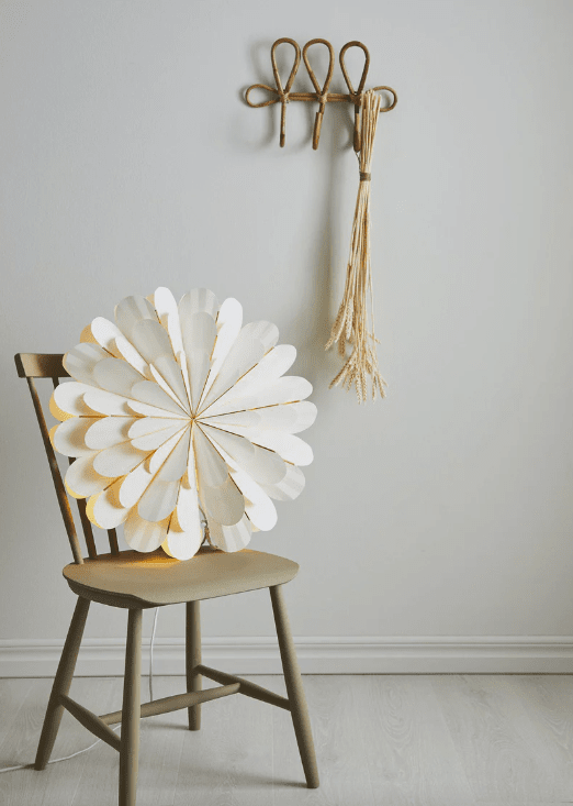 Marigold Ø60 Hvid Fra Markslöjd - Den Marigold h&aelig;ngende julestjerne med sit bl&oslash;de og moderne design i hvid papirsk&aelig;rm er en elegant tilf&oslash;jelse til din juledekoration.