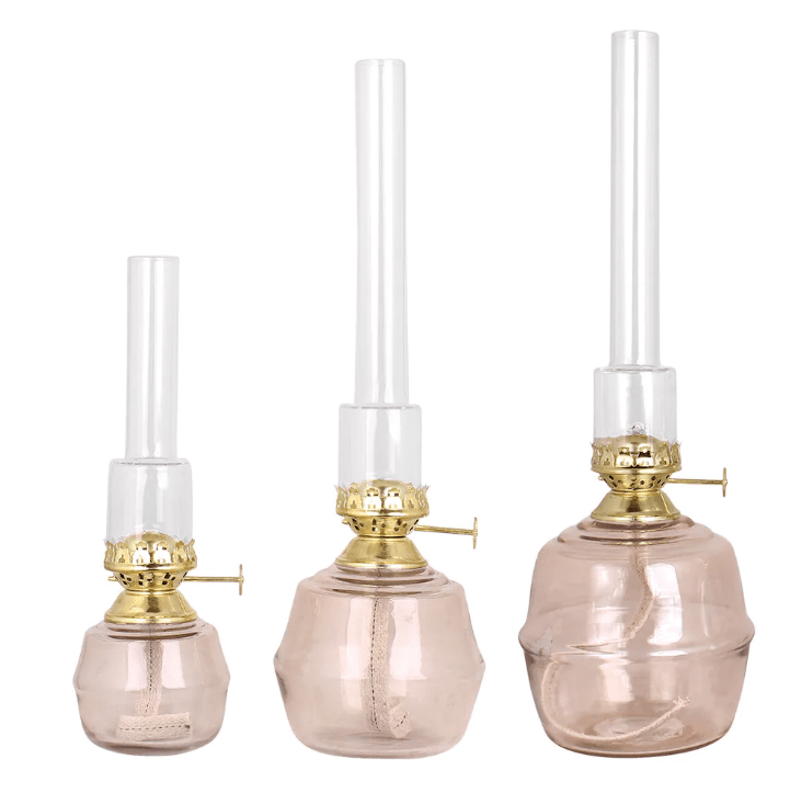 Kerosene Lamp Majken Small Lyserød Fra Strömshaga - Br&aelig;ndere i klart glas og br&aelig;ndere i messing.