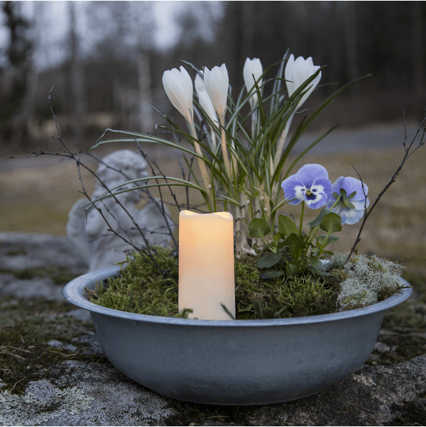 LED Gravlys Serene Hvid Fra Star Trading - Lyset skinner med en varm hvid LED og er batteridrevet.