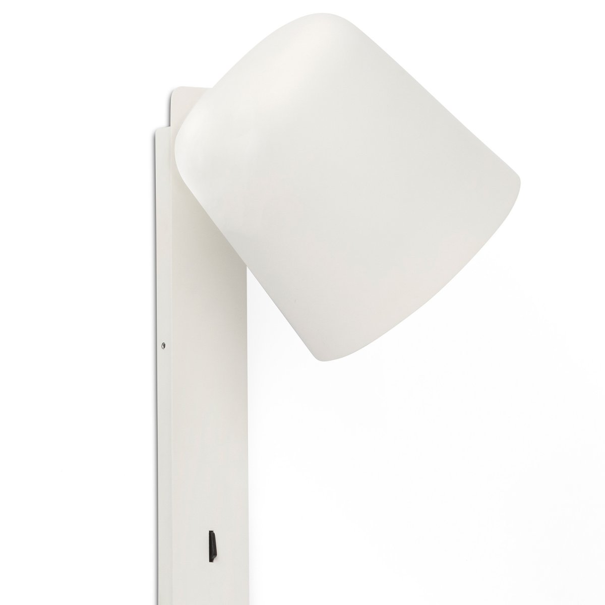 Tila 46cm Hvid læselampe Fra Faro Barcelona - Den hvide st&aring;lstruktur i nordisk stil rummer ikke kun en fuldt justerbar lyskilde, men fungerer ogs&aring; som en praktisk hylde til en bog eller et magasin.