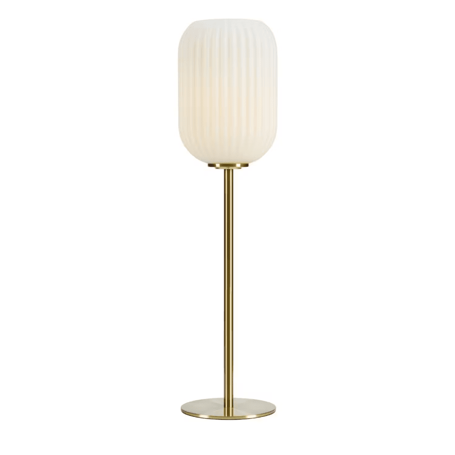 Cava 55cm Børstet messing bordlampe Fra Markslöjd - Den b&oslash;rstede messingfod sammen med den riflede opalglassk&aelig;rm skaber et stilfuldt og sofistikeret udtryk, der passer ind i de fleste interi&oslash;rer.