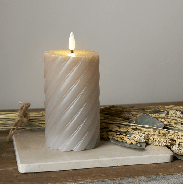LED Bloklys Flamme Swirl Grå Fra Star Trading - Den naturtro flamme skinner med en varm hvid glød.