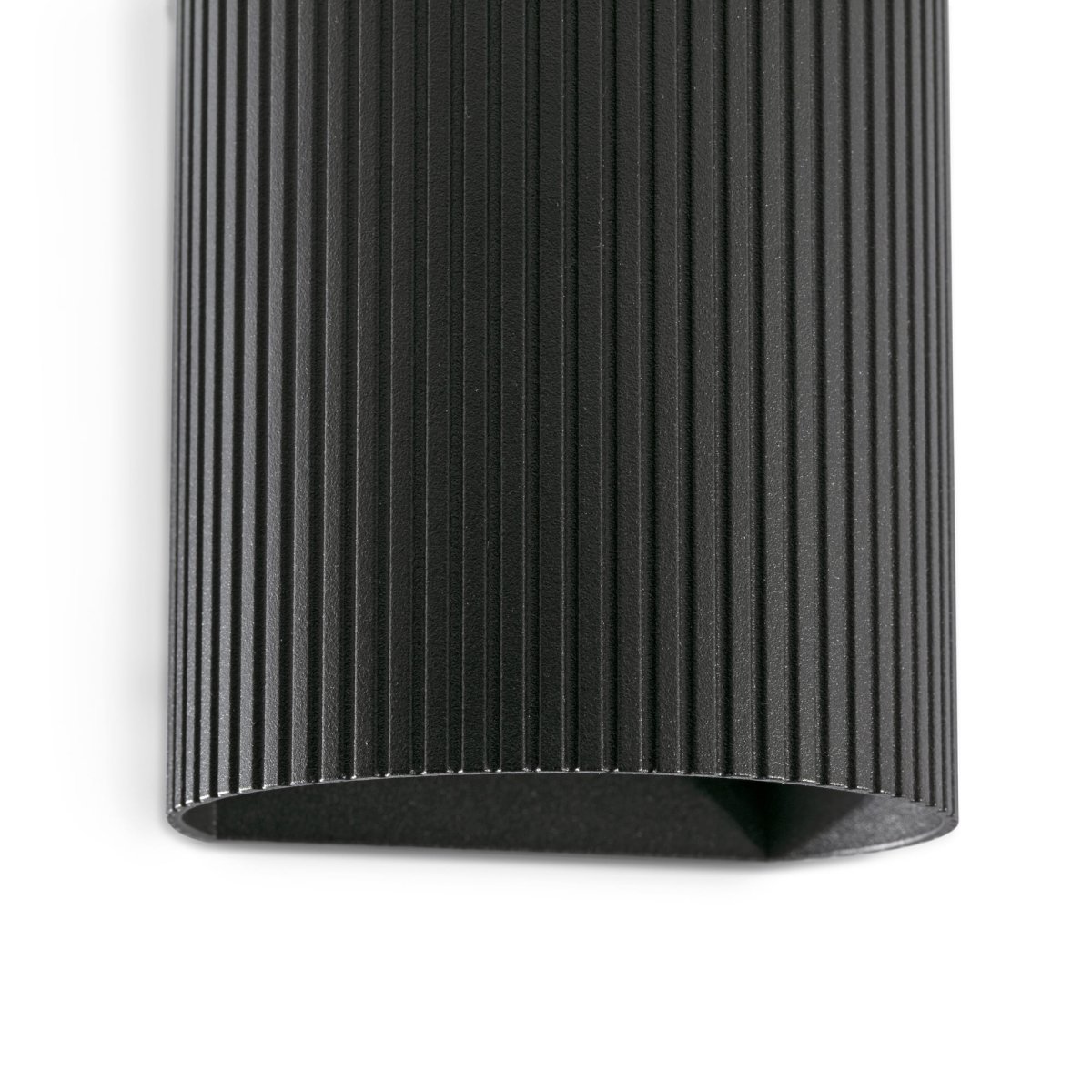 Sole 10cm Sort rillet væglampe Fra Faro Barcelona - Den f&aring;s i to st&oslash;rrelser og kan udsende lys i en eller to retninger - perfekt til gange, trappeopgange og mindre rum.