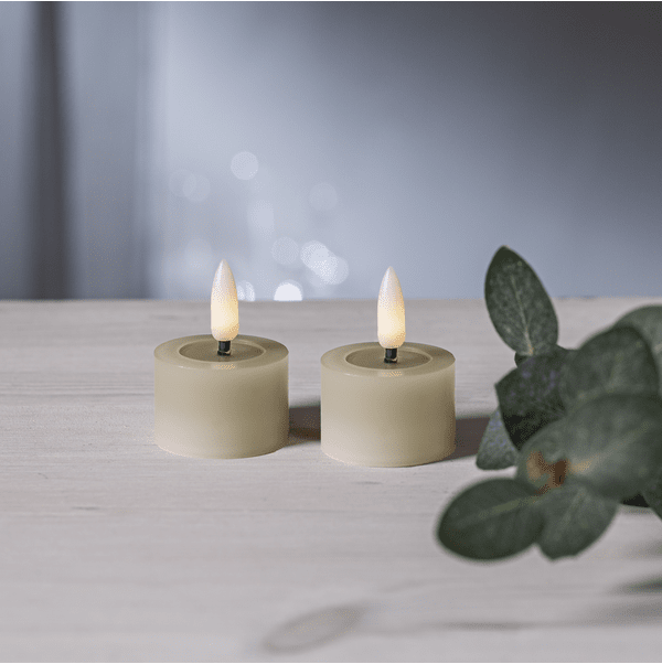 LED Telys Flamme Flow Beige Fra Star Trading - Den har en timerfunktion og n&aring;r kontakten er t&aelig;ndt; timer-tilstanden t&aelig;nder lysene i 6 timer, 18 timer slukket, gentagne gange, hvis du v&aelig;lger t&aelig;ndt tilstand, t&aelig;nder stearinlysene i omkring 80 timer.