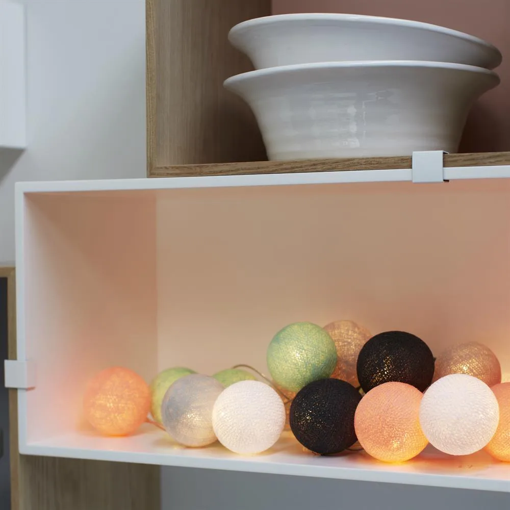 Irislights Endless Summer 20-lights Flerfarvet Fra Irislights - Lysk&aelig;den best&aring;r af en plastikledning med fine h&aring;ndlavede kugler i bomulds- og polyestertr&aring;d, der skinner et fint lys igennem, n&aring;r den er revet i stykker.