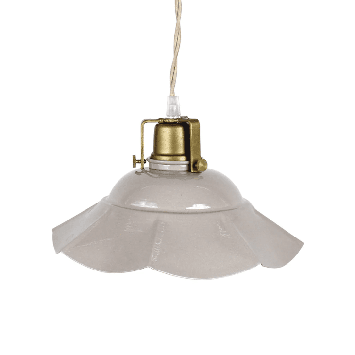 Frida Ø25 Beige vindueslampe Fra Strömshaga - Lampen har en naturfarvet snoet tekstilledning og en messingsokkel.