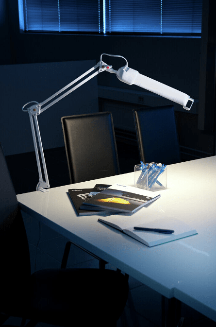Campus Hvid klemmelampe Fra Airam - Et klassisk skrivebordsarmatur med LED-lampe til kontoret, hjemmekontoret eller skolebordet.