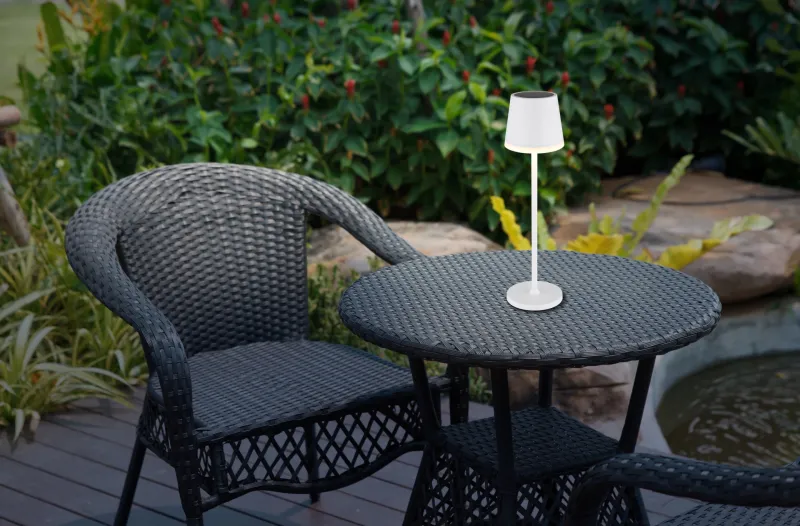 Bordslampa LED Hvid solcellelampe Fra Globo Lighting - Den diskreta designen sm&auml;lter in i alla milj&ouml;er och med IP44-klassning &auml;r den t&aring;lig mot v&auml;der och vind.