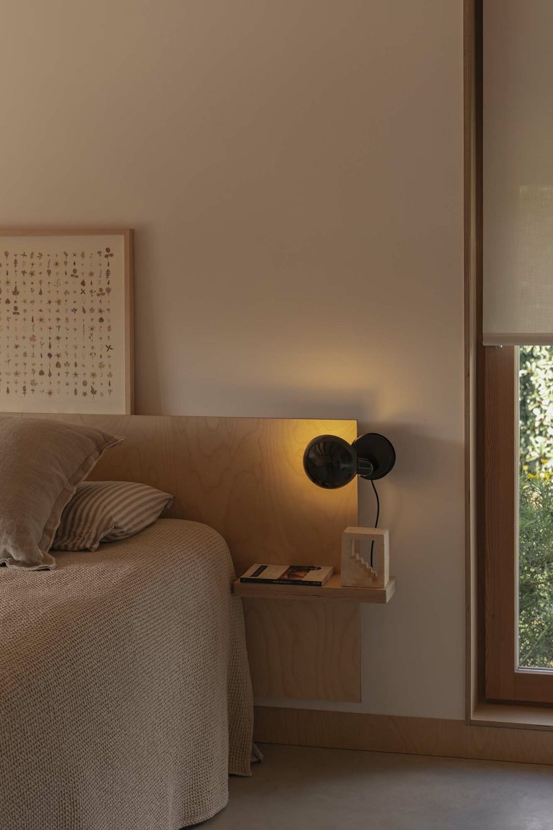 Bela 24cm Sort skrivebordslampe Fra Faro Barcelona - Takket v&aelig;re dens smarte klemmefunktion kan den nemt fastg&oslash;res til hovedg&aelig;rder, hylder eller skriveborde - perfekt til b&aring;de arbejde og afslapning.