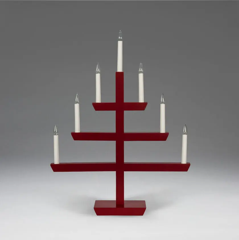 Wooden Candelabra 7 Lights RØD Fra Konstsmide - En tidl&oslash;s indretningsdetalje, der spreder et varmt sk&aelig;r og passer perfekt i vinduet i adventstiden, eller som stemningsbelysning &aring;ret rundt.