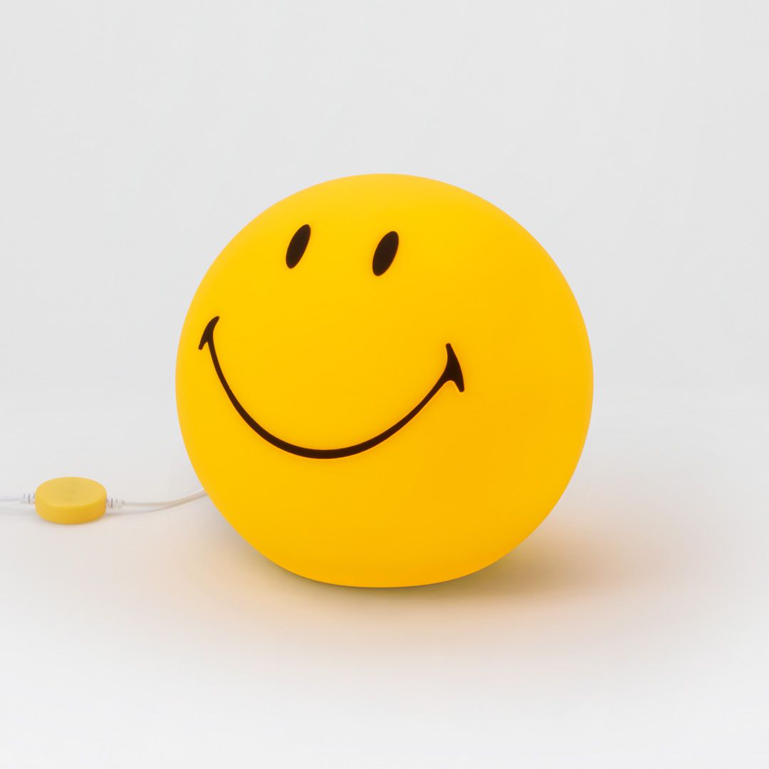 Smiley Star Light Gul børnelampe Fra Mr Maria - Smiley, kendt og elsket for sine historier og sit stilrene udtryk, bliver en unik og beroligende detalje i rummet.
