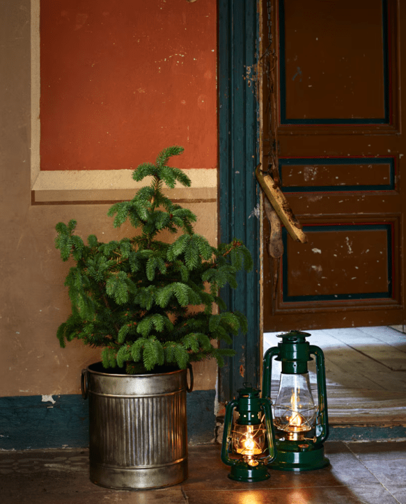 Storm Lantern small Grøn Fra Strömshaga - En petroleumslampe i klassisk design, der bliver en flot indretningsdetalje og giver et smukt sk&aelig;r b&aring;de ude og inde.