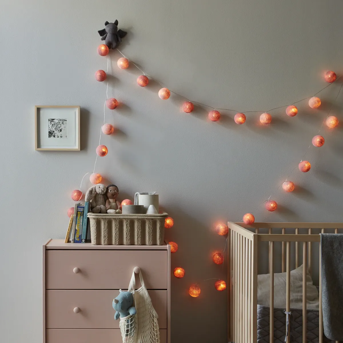 Irislights French rose 20-lights Lyserød Fra Irislights - Lysk&aelig;den med fransk rose fra Irislights spreder en romantisk atmosf&aelig;re med sine to nuancer af lyser&oslash;d og hyggelige, varme gl&oslash;d.