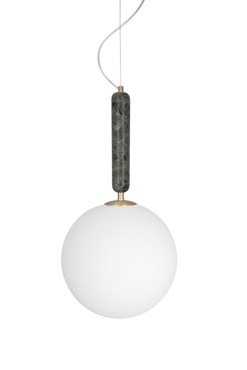 Torrano Ø30 Mørkegrøn marmor loftslampe Fra Globen Lighting - Sten er et naturmateriale, og marmoreringens farve og nuancer varierer og skaber et unikt m&oslash;nster for hvert m&oslash;bel.