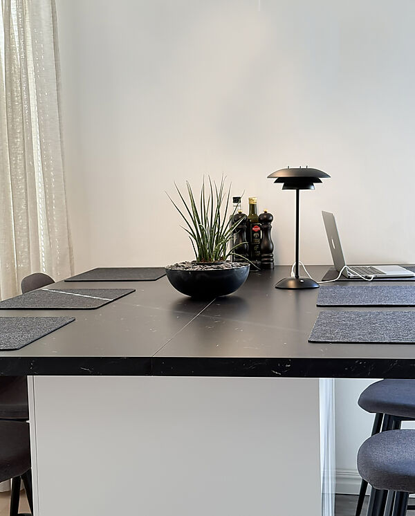 Epsilon 37cm Sort bærbar Fra Aneta Lighting - Epsilon er en elegant, b&aelig;rbar bordlampe til indend&oslash;rs brug med et tidl&oslash;st design og en ber&oslash;ringsd&aelig;mper diskret placeret p&aring; bunden.