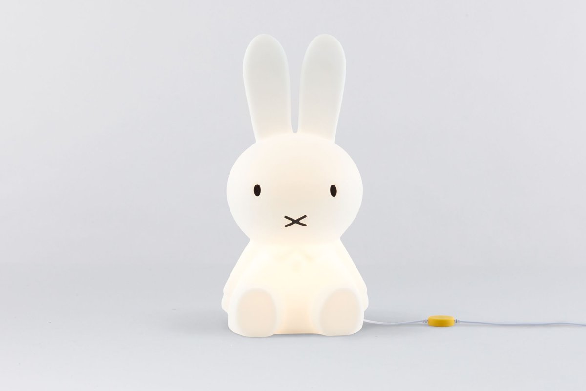 Miffy Star Light Hvid børnelampe Fra Mr Maria - Miffy, kendt og elsket for sine historier og sit stilrene udtryk, bliver en unik og beroligende detalje i rummet.