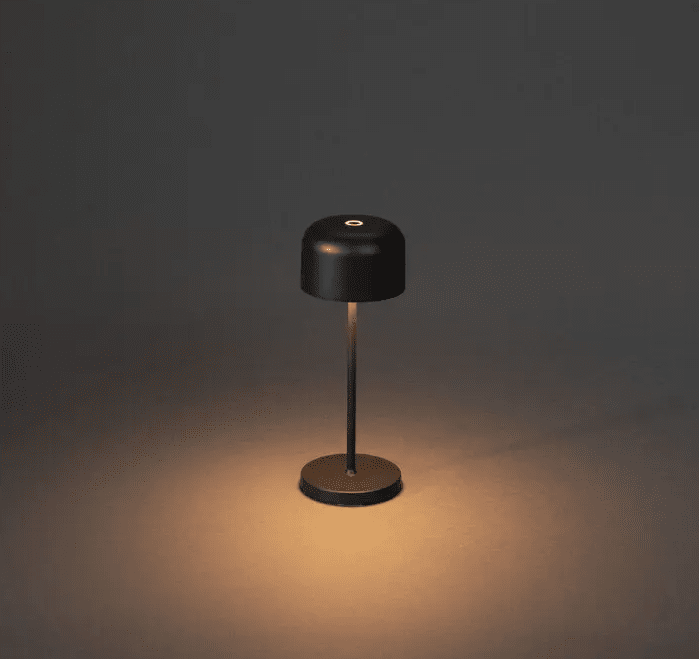 Lille 20cm Sort bærbar Fra Konstsmide - Lampen er udstyret med en berøringsdæmper, så du kan justere lysstyrken og farvetemperaturen fra varmt gult til varmt hvidt lys.