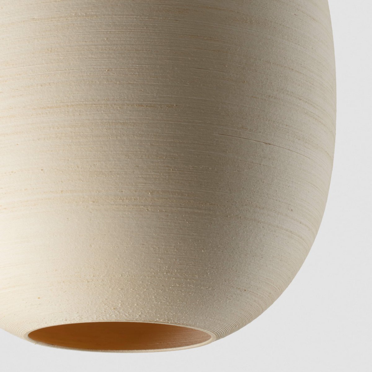 Tierra Ø47 Beige loftslampe Fra Faro Barcelona - Tierra 470 er en pendellampe designet af H&eacute;ctor Serrano, lavet med 3D-printet PLA og genbrugt fyrretr&aelig;scellulose - et bioplastmateriale med en unik, uregelm&aelig;ssig tekstur.