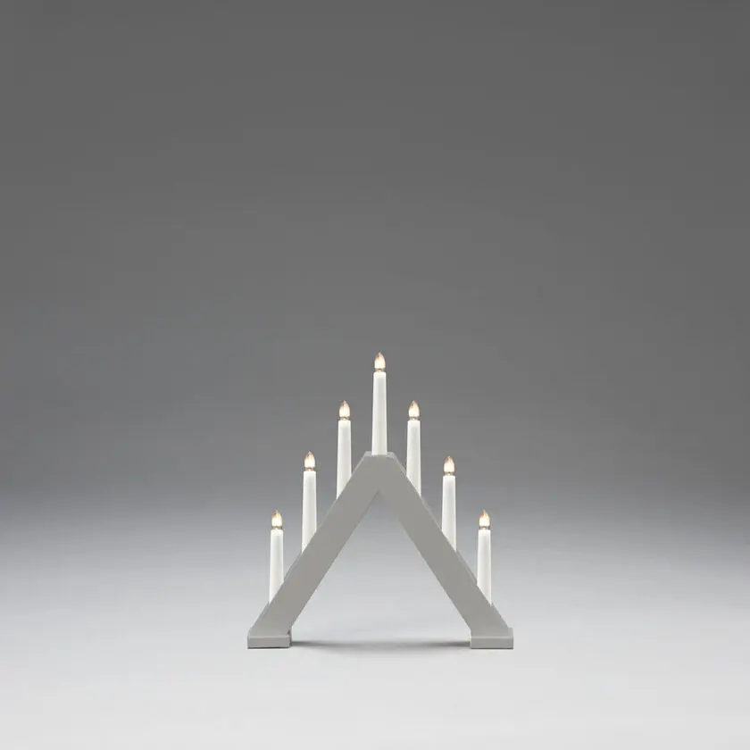 Candelabra 7 Lights Grå Fra Konstsmide - Den klassiske pyramideform er kombineret med et minimalistisk design, hvilket g&oslash;r den til en perfekt indretningsdetalje i b&aring;de traditionelle og moderne hjem.