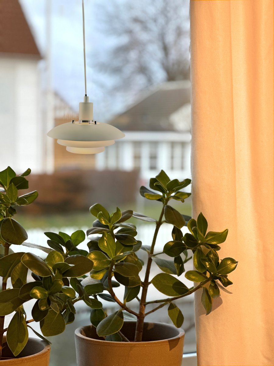 Epsilon Ø20 Beige vindueslampe Fra Aneta Lighting - EPSILON er en klassisk model, nu som frontvedh&aelig;ng i sandfarvet metal.