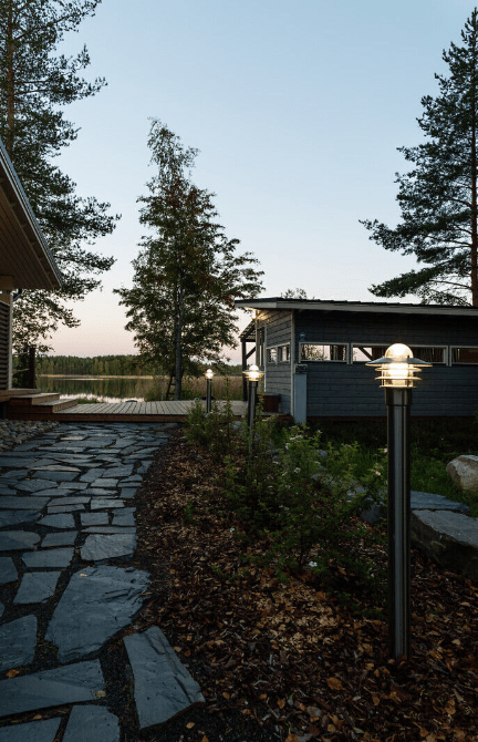 Käpylä 110cm Sort pullerter Fra Airam - En glaskuppel beskytter lyskilden og leder lyset op og ned samt mellem armaturets farvematchede lameller.