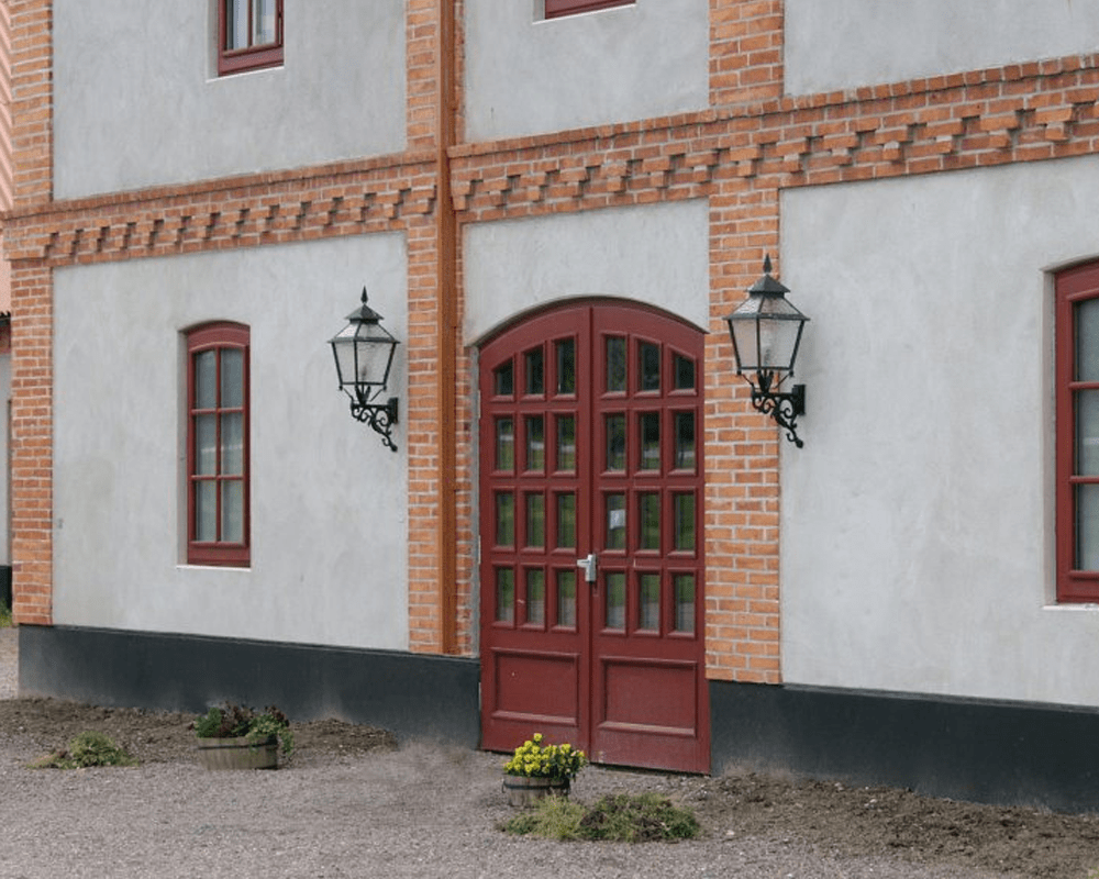 Eriksberg Oxideret kobber udendørslampe Fra Westal - Lygten har en underdel af antik sort smedning og en krop i st&aelig;rkt oxideret kobber, som giver et elegant og tidl&oslash;st design.