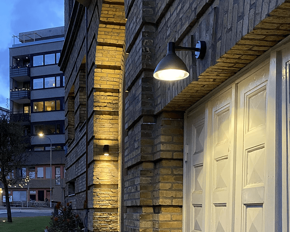 Ark Mini Antracit udendørslampe Fra Westal - Bagsiden er udstyret med to ind- og udgange og hurtig tilslutningsterminal.