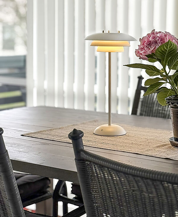 Epsilon 37cm Hvid bærbar Fra Aneta Lighting - Epsilon er en elegant, b&aelig;rbar bordlampe til indend&oslash;rs brug med et tidl&oslash;st design og en ber&oslash;ringsd&aelig;mper diskret placeret p&aring; bunden.