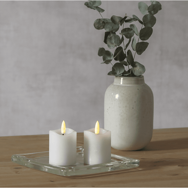 LED Bloklys Flamme Hvid Fra Star Trading - 2-pak bloklys med en meget naturtro flamme, der skinner med en varm hvid gl&oslash;d.