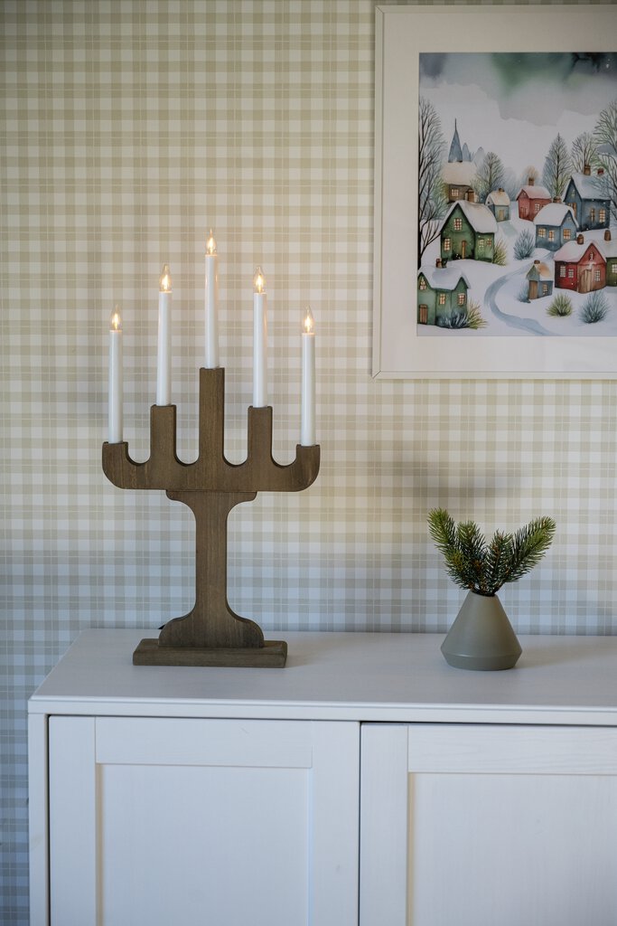 Candelabra 5 Lights Valnød Fra Konstsmide - Med fem lys spreder den et varmt og atmosf&aelig;risk sk&aelig;r, der skaber en hyggelig atmosf&aelig;re i vinterm&aring;nederne.