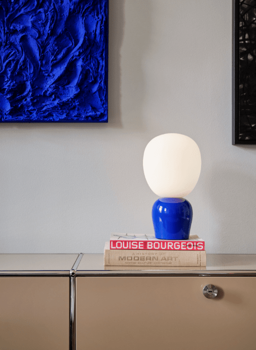 Buddy 34cm Blå bordlampe Fra Belid - Med sin j&aelig;vne gl&oslash;d og sofistikerede design bliver Buddy en naturlig del af hjemmet, en ledsager, der spreder lys og karakter i generationer fremover.