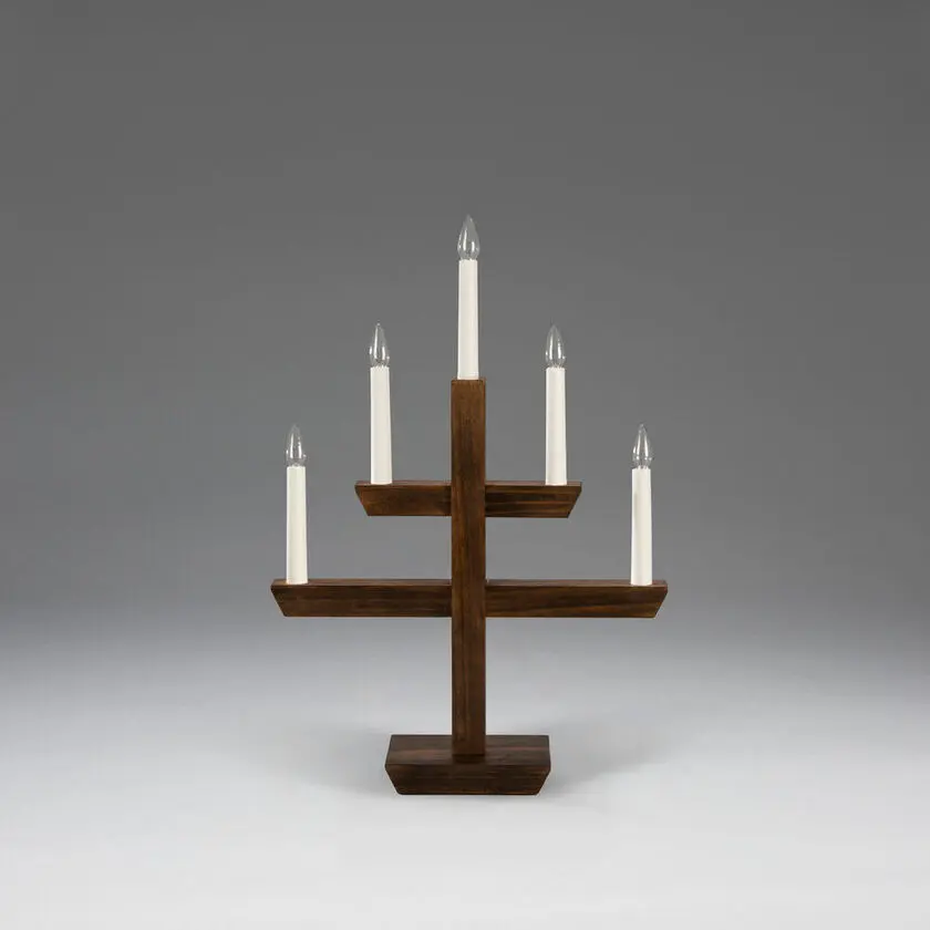 Wooden Candelabra 5 Lights Brun plet Fra Konstsmide - Moderne lysestage i brunbejdset tr&aelig;&auml; med et stilrent design og fem smukt skinnende lys.