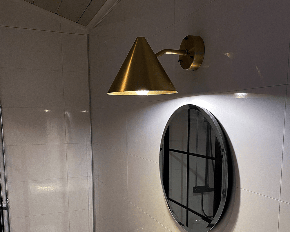 Tratt Messing udendørslampe Fra Westal - Bagsiden er udstyret med to ind- og udgange samt en hurtigkoblingsklemme for nem installation.