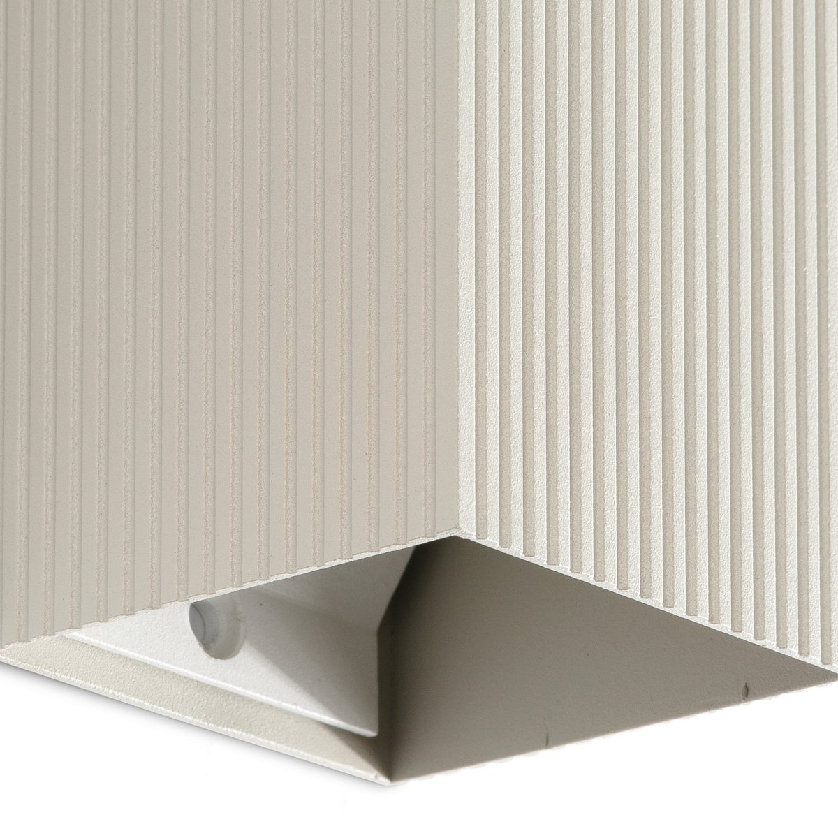 Lune 10cm Grå rillet væglampe Fra Faro Barcelona - Lune er en firkantet v&aelig;glampe med en gr&aring; ribbet overflade, der kombinerer funktion og form.