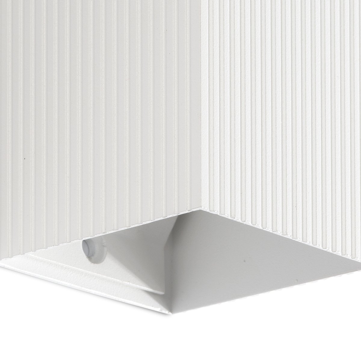 Lune 10cm Hvid rillet væglampe Fra Faro Barcelona - Lune er en firkantet v&aelig;glampe med en hvid riflet overflade, der kombinerer funktion og form.