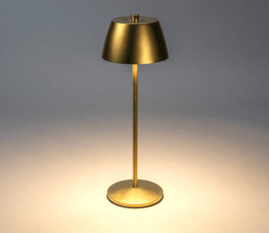 Èze 32cm Mat guld bærbar Fra Konstsmide - Lampen er udstyret med en ber&oslash;ringsd&aelig;mper, s&aring; du kan justere lysstyrken og farvetemperaturen fra varmt gult lys til varmt hvidt lys.