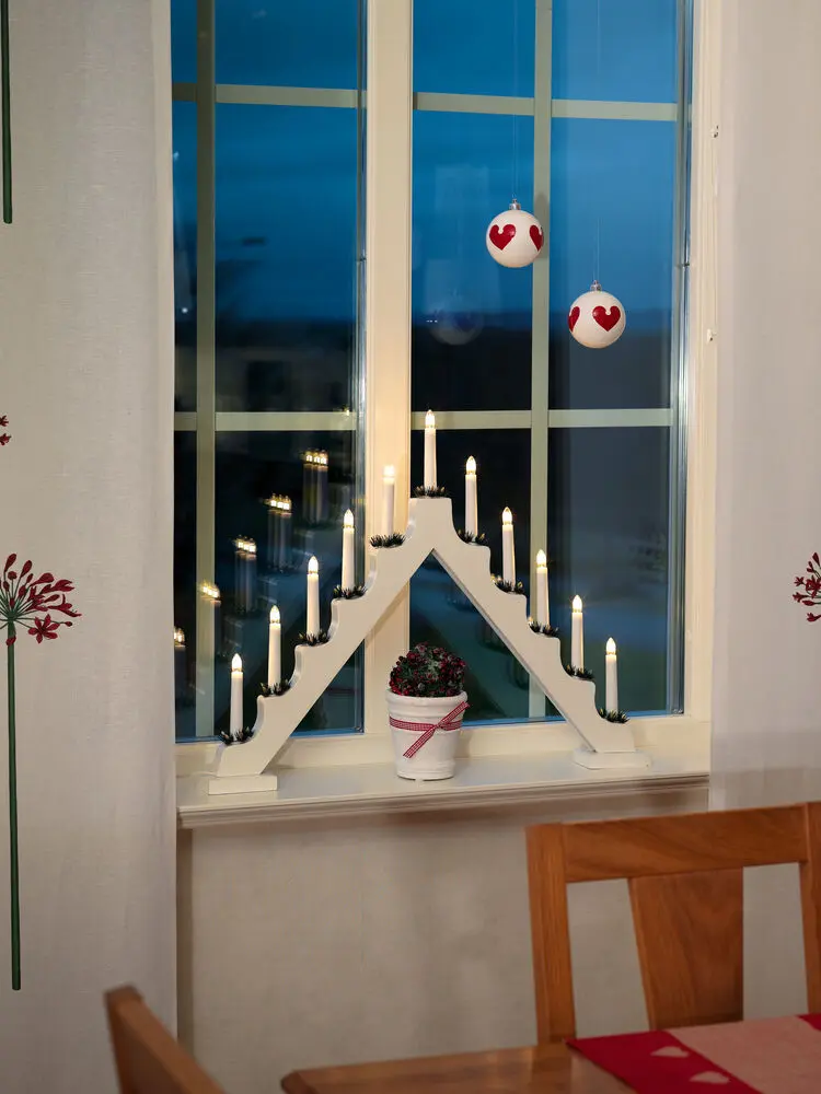 Candelabra 11 Lights Hvid Fra Konstsmide - Med sine 11 stearinlys i klassisk trapezform og dekorative manchetter skaber den en varm og festlig stemning i hjemmet.