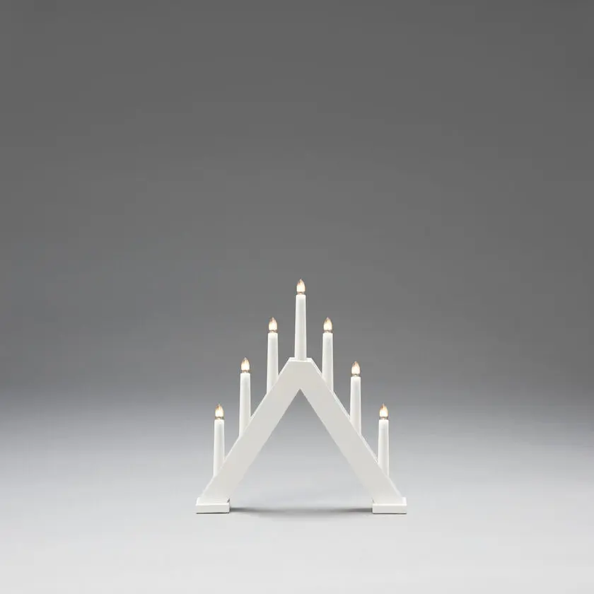 Candelabra 7 Lights Hvid Fra Konstsmide - Den klassiske pyramideform er kombineret med et minimalistisk design, hvilket g&oslash;r den til en perfekt indretningsdetalje i b&aring;de traditionelle og moderne hjem.
