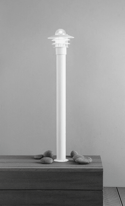 Käpylä 110cm Hvid pullerter Fra Airam - En glaskuppel beskytter lyskilden og leder lyset op og ned samt mellem armaturets farvematchede lameller.