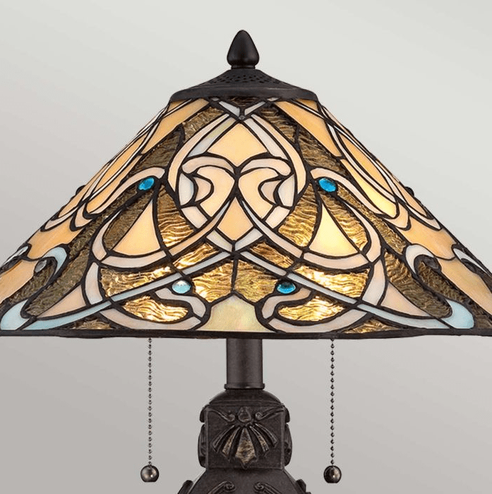 India 50cm Flerfarvet Fra Elstead Lighting - India er en kompakt Tiffany bordlampe med et elegant og indviklet design.