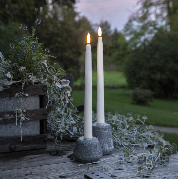LED Antiklys Flamme Slim Hvid Fra Star Trading - Lysene har en glat overflade og en flamme, der giver en naturtro glød og udseende.