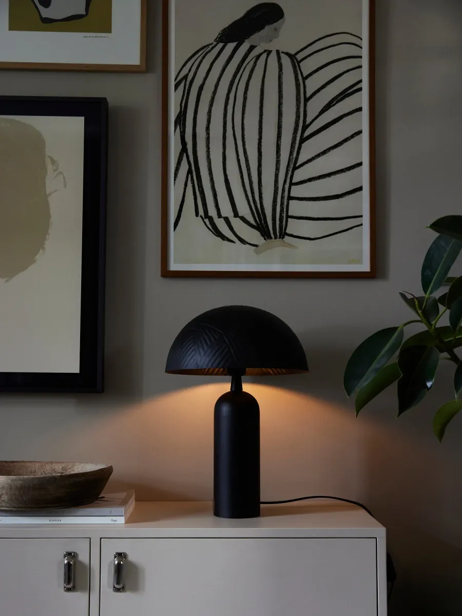 Carter 45cm Sort bordlampe Fra PR Home - Carter er lavet af metal i en mat sort finish, skærmen er 31 cm i diameter og har et dekorativt hamret mønster.